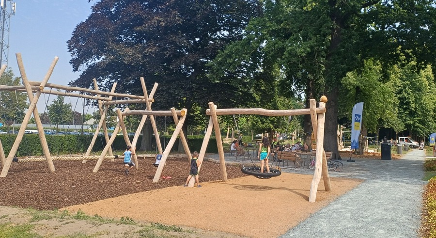 Opening speelterrein - schommelzone